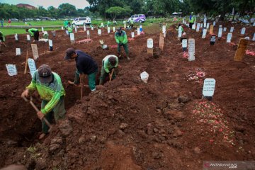 Petugas penggali kubur TPU Bambu Apus diperkuat