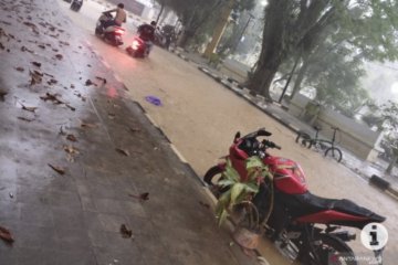 Akibat banjir, sejumlah saluran drainase di Barabai tersumbat