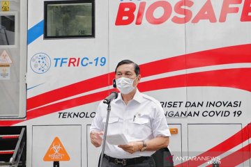 Menko Luhut tinjau lab tes PCR mobile buatan anak bangsa