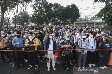 Antrean penumpang di Stasiun Bekasi