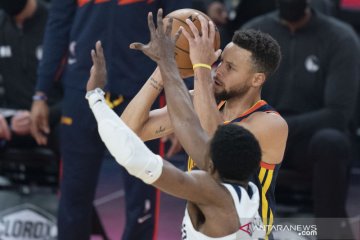 Stephen Curry pimpin Warriors tundukkan Spurs