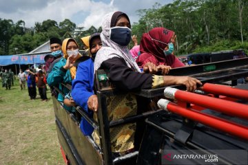 Zona bahaya bergeser arah, pengungsi gunung Merapi kembali rumah