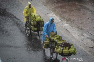 Waspadai hujan petir dan angin kencang di sejumlah wilayah Jakarta