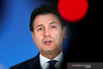 PM Italia Giuseppe Conte mundur