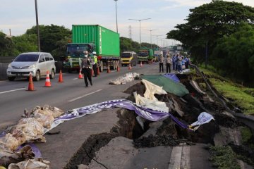 Jasamarga rekayasa lalu lintas di Tol Surabaya-Gempol akibat longsor