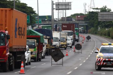 Kemacetan dampak jalan tol ambles