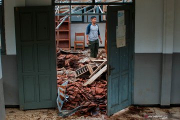 Atap bangunan sebuah sekolah di Pandeglang ambruk