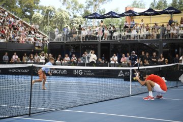 Keluar lalu masuk lapangan lagi, Djokovic menang di Adelaide