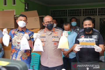Polda Metro Jaya gerebek pabrik kosmetik ilegal di Jatiasih