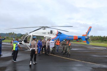 Helikopter Baharkam Polri bawa vaksin COVID-19 di perbatasan