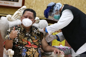 Plt Wali Kota Surabaya jalani vaksinasi COVID-19 tahap dua
