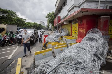 Kawat duri milik kepolisian halangi pejalan kaki