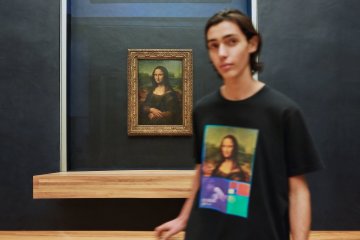Mau pakai kaos Mona Lisa? Louvre kolaborasi dengan Uniqlo