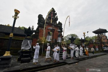 Umat Hindu di Bali tetap gelar sembahyang Saraswati