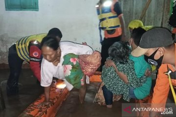 Warga di bantaran DAS Bedadung mengungsi akibat banjir di Jember