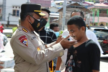 Polisi bagikan masker warga Jayapura cegah COVID-19