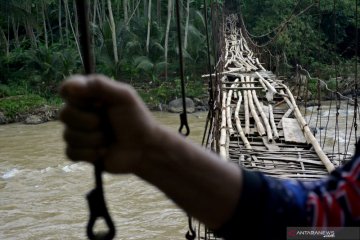 Jembatan rawayan rusak di Garut