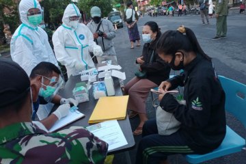 Puluhan pengunjung Pantai Sanur-Bali diwajibkan tes cepat antigen