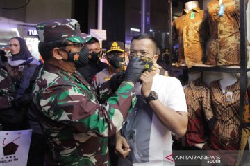 Panglima TNI dan Kapolri tinjau penerapan prokes di Pasar Tanah Abang