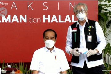 Vaksinator Presiden Jokowi mengaku gemetar saat menyuntik