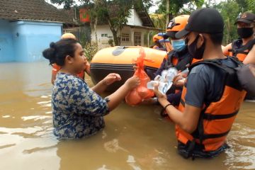 BPBD Jatim salurkan bantuan makanan ke korban banjir Jember