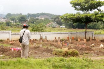 67 jenazah COVID-19 dimakamkan di TPU Kedung Menjangan Cirebon 