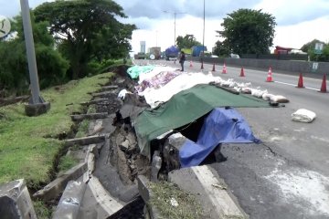 Jalan Tol Surabaya - Gempol ambles diduga akibat curah hujan tinggi