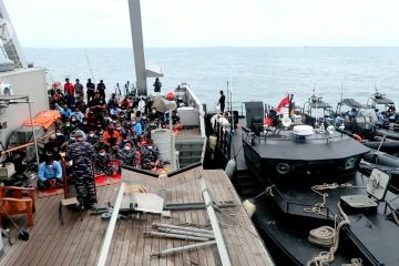 Operasi pencarian CVR, Tim SAR Shalat Jumat di atas KRI Rigel