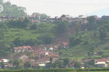 Pemkab Sumedang evaluasi bangunan di area perbukitan rawan bencana longsor