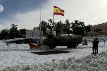 Spanyol yang lumpuh oleh salju membentuk konvoi vaksin