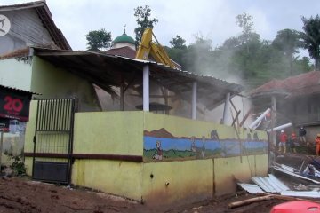 Tim SAR runtuhkan bangunan TK permudah evakuasi korban longsor Sumedang
