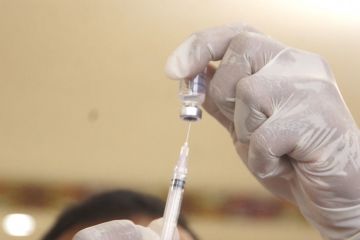 Kabid P2P nakes pertama di Papua terima vaksin COVID-19