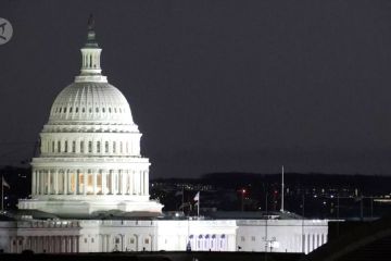 Gambar Capitol dan Monumen Washington sesaat sebelum pelantikan Biden