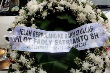 Jenazah co-pilot Fadly Satrianto dikebumikan di Surabaya