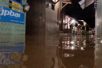 Pekalongan diterjang banjir, puluhan orang kembali mengungsi