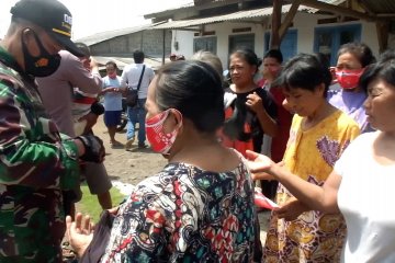 Antisipasi abu vulkanik, warga lereng Gunung Raung diberikan masker