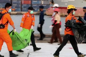 Basarnas evakuasi 17 kantong jenazah korban Sriwijaya Air SJ-182