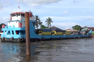 Kapal feri alternatif angkutan barang di Kalsel selama banjir