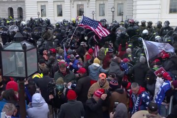 Perusuh pro-Trump menyerbu Capitol AS, bentrok dengan polisi