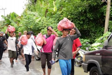 Terkendala arus deras, petugas kesulitan salurkan bantuan