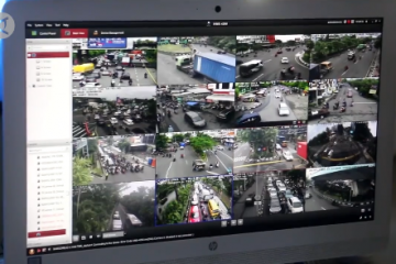 Lalu lintas dalam kota Surabaya padat akibat tol ambles