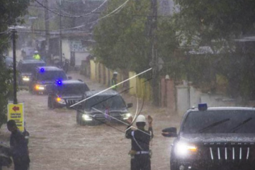 Tinjau banjir di Kalsel, mobil rombongan Presiden terjang genangan