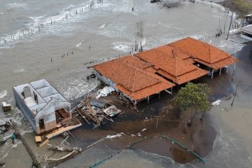 Abrasi di Pantai Wonokerto Pekalongan makin parah, warga buat tanggul darurat