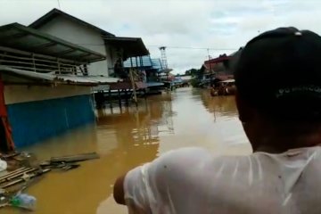 Polda Kalsel kerahkan semua personel bantu korban banjir