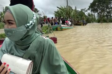 Akses terputus akibat banjir, warga dan logistik diangkut perahu