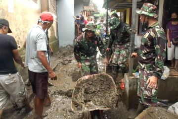 Pasca banjir, petugas gabungan bantu warga lakukan pembersihan