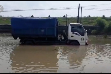 Jalan Raya Porong Sidoarjo ditutup akibat banjir