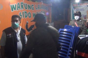 Operasi yustisi malam, satgas COVID-19 Ambon sita perlengkapan pedagang