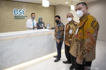 Kemarin, Presiden resmikan bank syariah hingga inflasi melambat