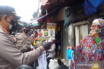 "Jakarta Bermasker" sasar pedagang Pasar Pluis tegakkan prokes